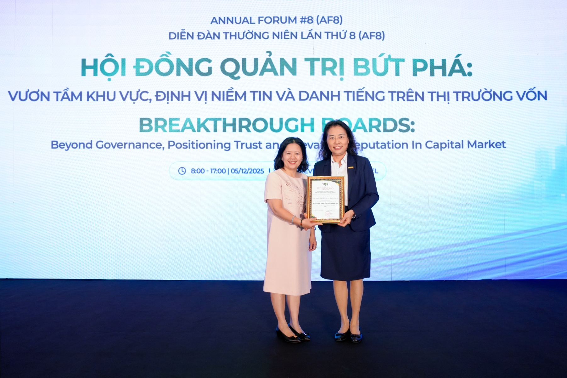 Bà Phạm Thị Thu Hằng (Thành viên HĐQT độc lập Sacombank) đại diện Ngân hàng nhận Giấy chứng nhận tại sự kiện