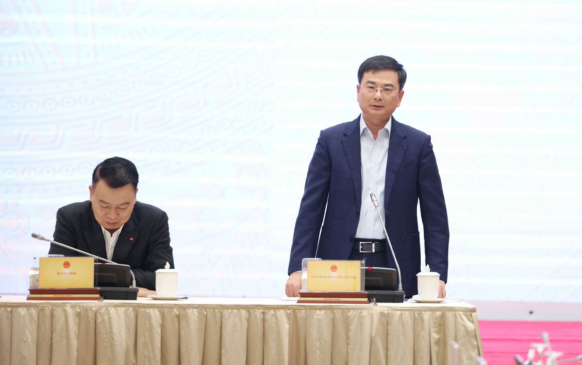 Phó Thống đốc trả lời báo chí về các giải pháp hỗ trợ vốn với các hộ gia đình, doanh nghiệp bị ảnh hưởng thiệt hại thiên tai lũ lụt - Ảnh: VGP/QP Phó Thống đốc trả lời báo chí về các giải pháp hỗ trợ vốn với các hộ gia đình, doanh nghiệp bị ảnh hưởng thiệt hại thiên tai lũ lụt - Ảnh: VGP/QP