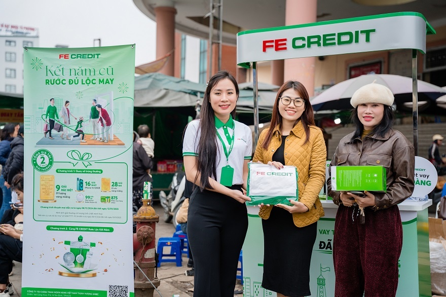 Khách hàng nhận quà may mắn từ FE CREDIT trong dịp Tết Nguyên Đán 2025. Ảnh: FE CREDIT Khách hàng nhận quà may mắn từ FE CREDIT trong dịp Tết Nguyên Đán 2025. Ảnh: FE CREDIT