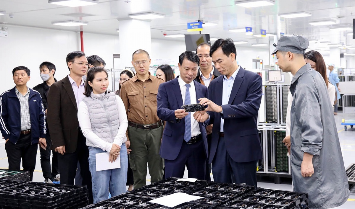 Phó Chủ tịch UBND tỉnh Phú Thọ - ông Nguyễn Khắc Hiếu trực tiếp nắm bắt tình trạng thiếu lao động tại doanh nghiệp. Ảnh Đức Hiền. Phó Chủ tịch UBND tỉnh Phú Thọ - ông Nguyễn Khắc Hiếu trực tiếp nắm bắt tình trạng thiếu lao động tại doanh nghiệp. Ảnh Đức Hiền.
