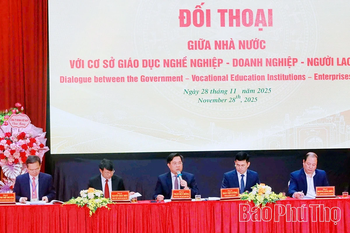 Chủ tịch UBND tỉnh Trần Duy Đông trực tiếp đối thoại, giải đáp các kiến nghị, đề xuất về nhân lực của doanh nghiệp. Chủ tịch UBND tỉnh Trần Duy Đông trực tiếp đối thoại, giải đáp các kiến nghị, đề xuất về nhân lực của doanh nghiệp.