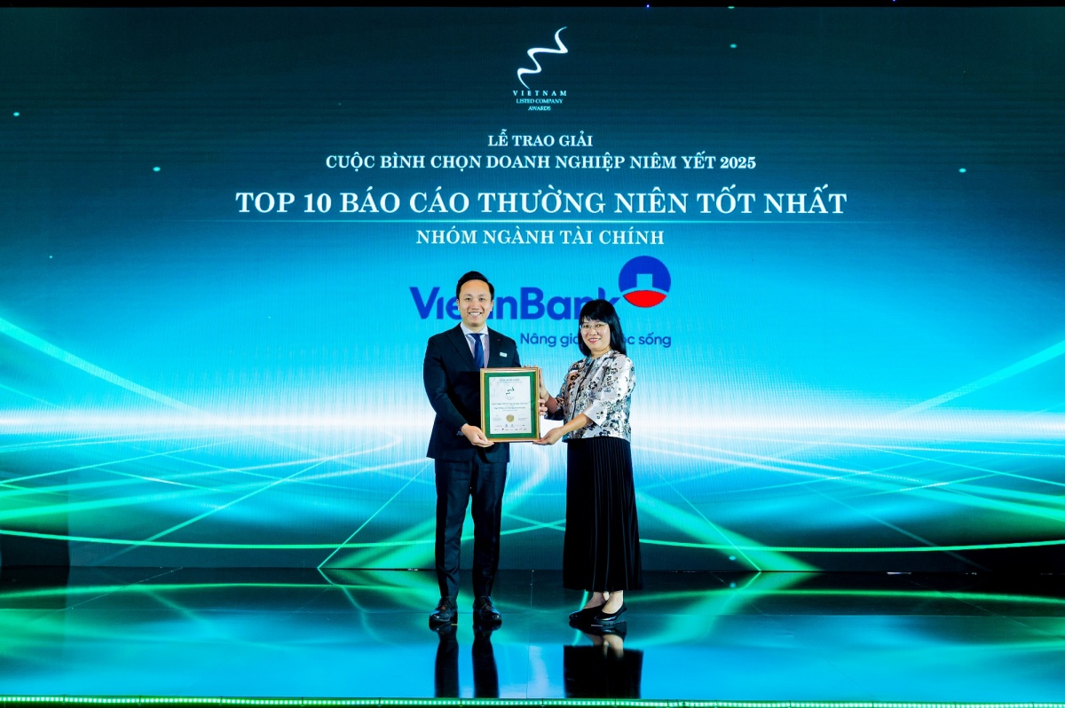 Ông Vương Huy Đông – Phó Ban Thư ký HĐQT & QHCĐ nhận giải thưởng “Top 10 Báo cáo thường niên tốt nhất nhóm ngành Tài chính”