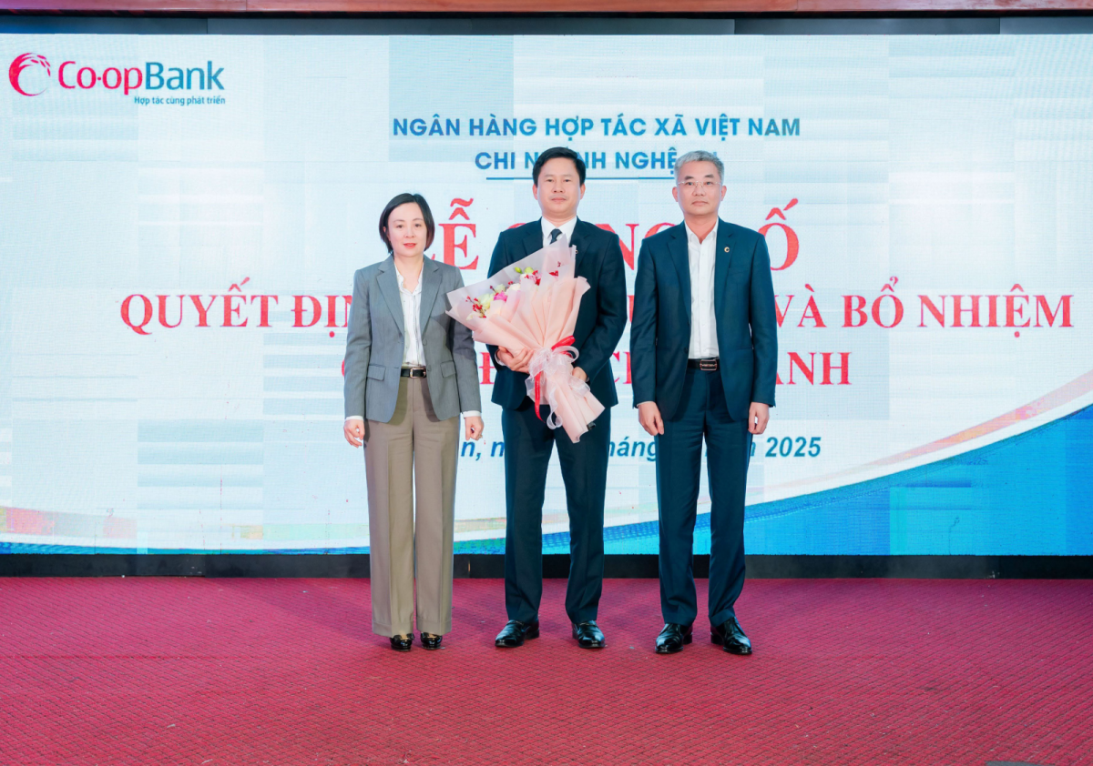 Ông Nguyễn Quốc Cường - Chủ tịch HĐQT Co-opBank và Bà Phạm Thị Hồng Minh - Tổng Giám đốc Co-opBank trao Quyết định và tặng hoa chúc mừng ông Trần Ngọc Thái - Giám đốc Co-opBank Chi nhánh Nghệ An được điều động, luân chuyển giữ chức vụ Giám đốc Co-opBank Chi nhánh Thanh Hoá Ông Nguyễn Quốc Cường - Chủ tịch HĐQT Co-opBank và Bà Phạm Thị Hồng Minh - Tổng Giám đốc Co-opBank trao Quyết định và tặng hoa chúc mừng ông Trần Ngọc Thái - Giám đốc Co-opBank Chi nhánh Nghệ An được điều động, luân chuyển giữ chức vụ Giám đốc Co-opBank Chi nhánh Thanh Hoá
