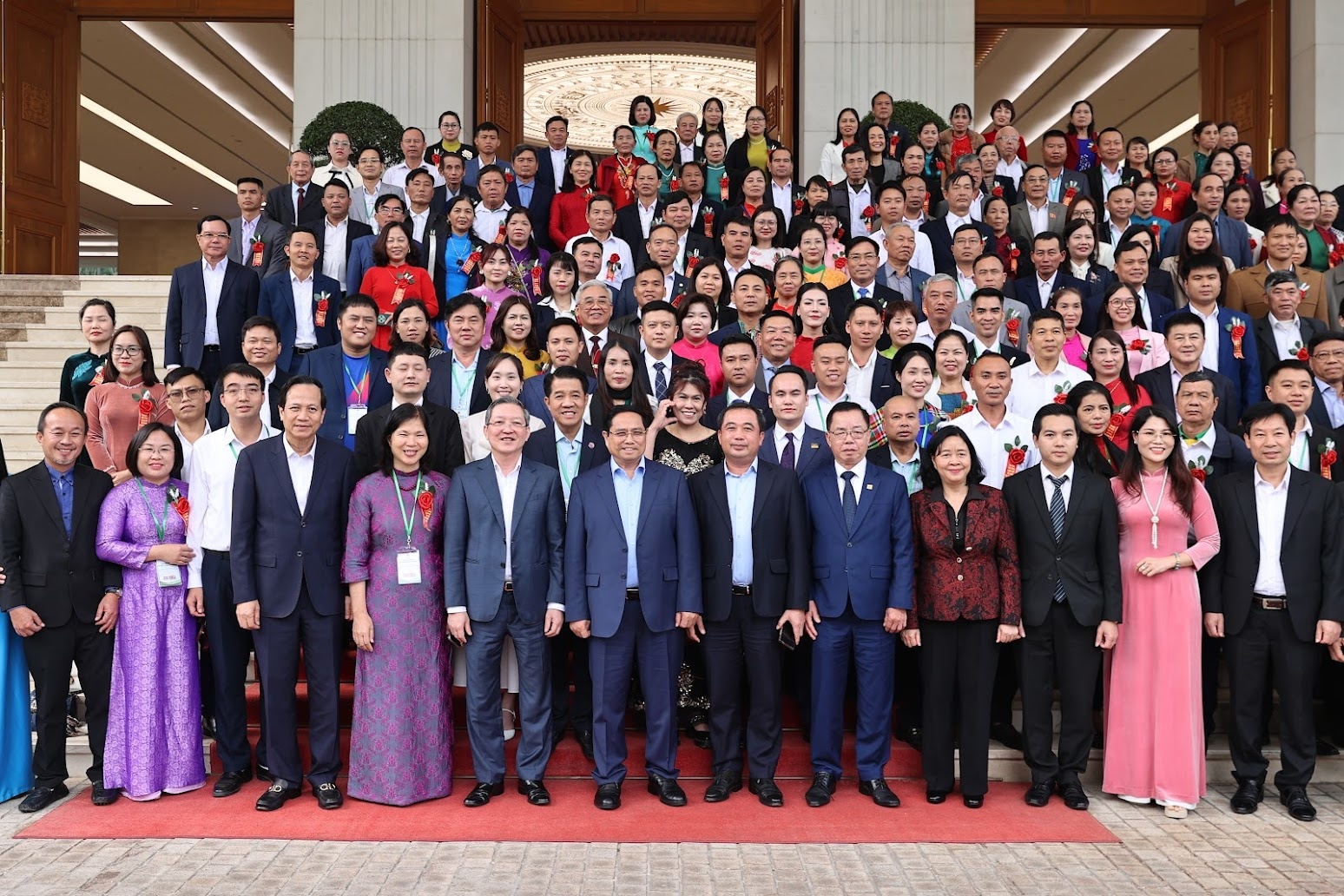 Thủ tướng chụp ảnh lưu niệm cùng các đại biểu dự Hội nghị - Ảnh: VGP/Nhật Bắc