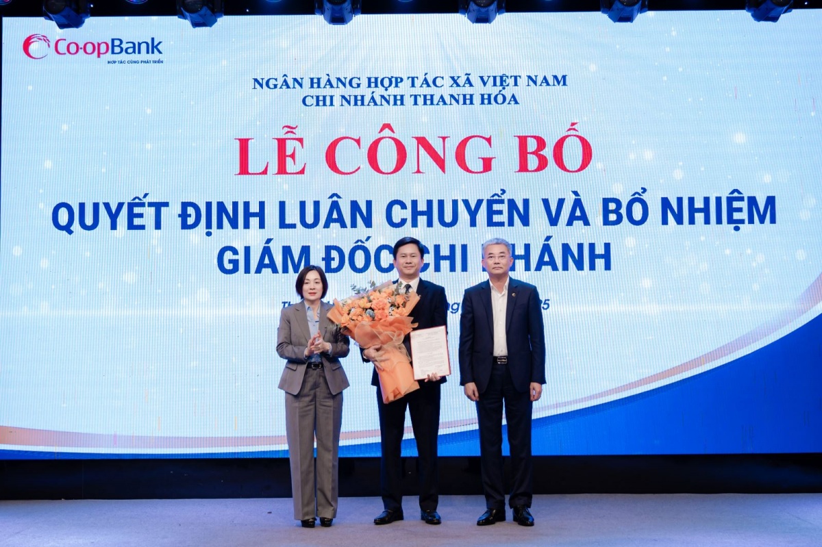 Ông Nguyễn Quốc Cường - Chủ tịch HĐQT Co-opBank và Bà Phạm Thị Hồng Minh - Tổng Giám đốc Co-opBank trao Quyết định và tặng hoa chúc mừng ông Trần Ngọc Thái - Giám đốc Co-opBank Chi nhánh Nghệ An được điều động, luân chuyển giữ chức vụ Giám đốc Co-opBank Chi nhánh Thanh Hoá