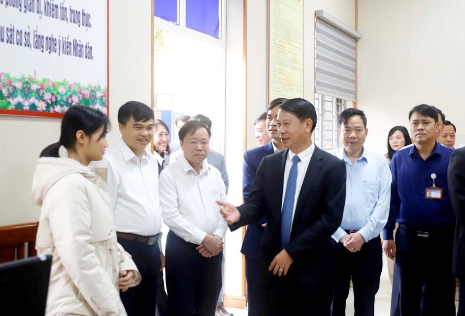 Phó Chủ tịch UBND tỉnh Phú Thọ Nguyễn Khắc Hiếu xuống xã chỉ đạo công tác cải cách hành chính (CCHC). Ảnh Thu Hương.