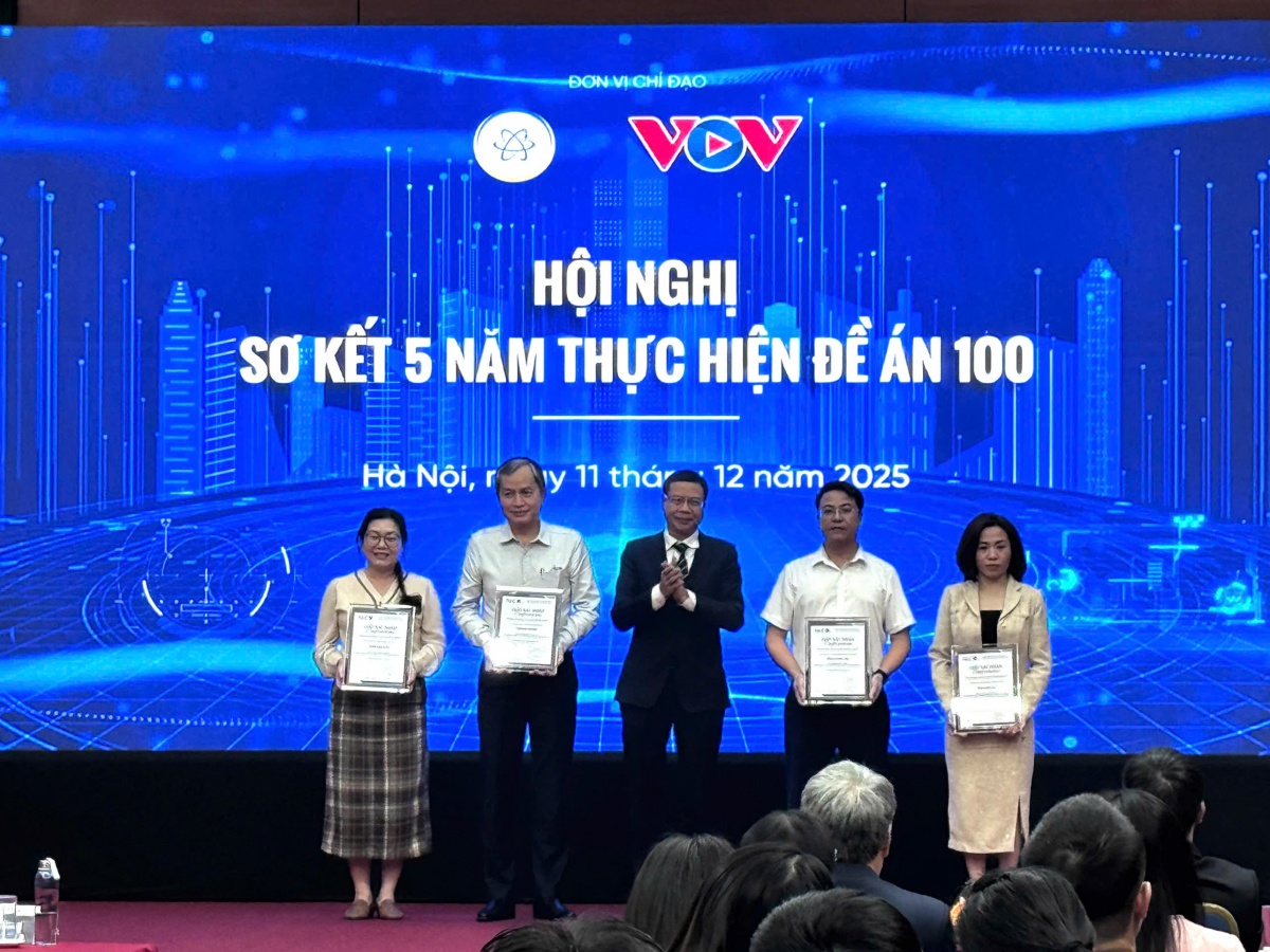 Thứ trưởng Bộ Khoa học và Công nghệ Lê Xuân Định trao giấy chứng nhận cho các địa phương, doanh nghiệp Thứ trưởng Bộ Khoa học và Công nghệ Lê Xuân Định trao giấy chứng nhận cho các địa phương, doanh nghiệp