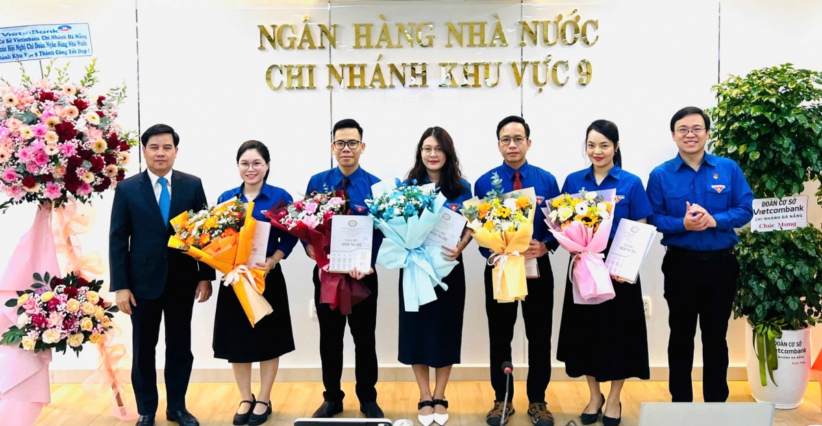 (Đại diện Đảng ủy, Ban Giám đốc NHNN Chi nhánh Khu vực 9 và Ban Thường vụ Đoàn Thanh niên UBND TP Đà Nẵng trao quyết định cho Ban Chấp hành Chi đoàn) (Đại diện Đảng ủy, Ban Giám đốc NHNN Chi nhánh Khu vực 9 và Ban Thường vụ Đoàn Thanh niên UBND TP Đà Nẵng trao quyết định cho Ban Chấp hành Chi đoàn)