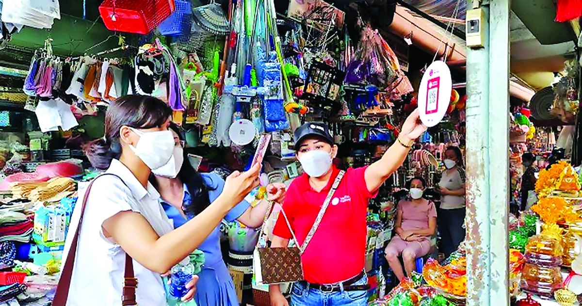 Khách hàng chỉ cần đưa điện thoại lên là thanh toán xong Khách hàng chỉ cần đưa điện thoại lên là thanh toán xong