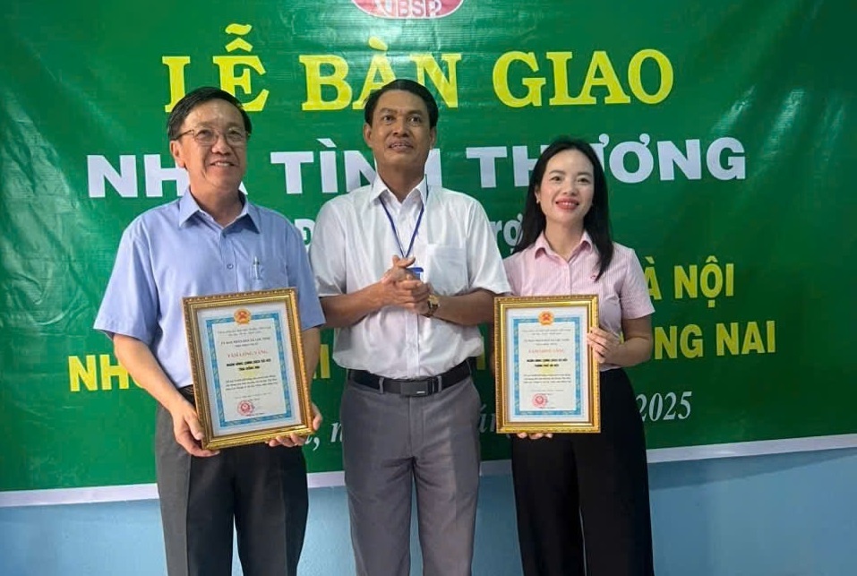 Lãnh đạo UBND xã Lộc Ninh trao bảng “Tấm lòng vàng” thể hiện sự cám ơn các đơn vị.