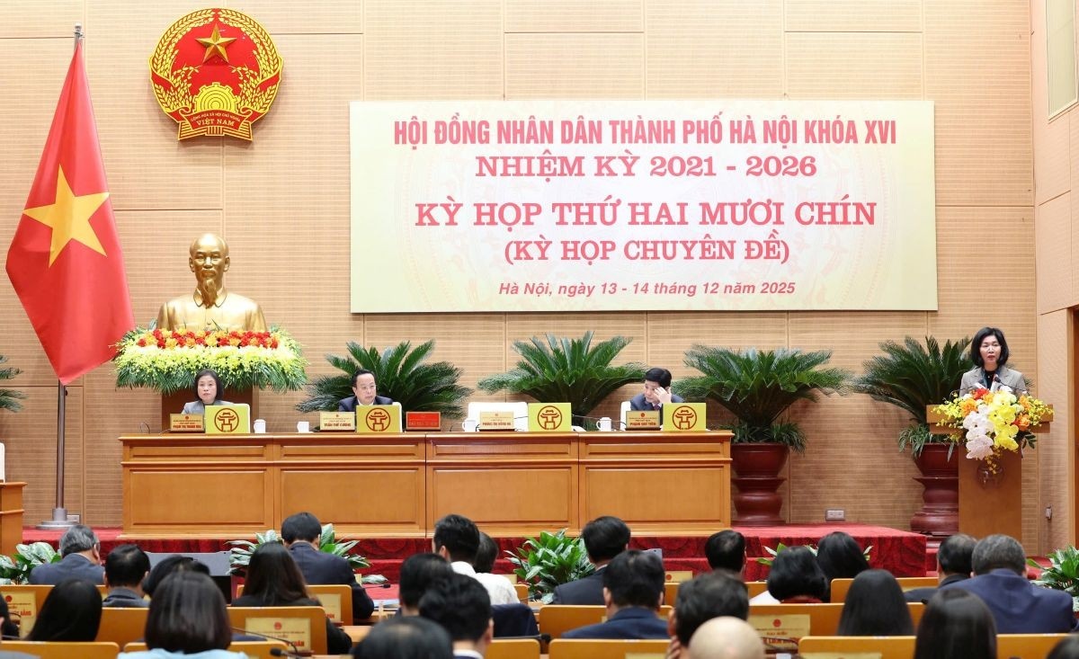 Chủ tịch HĐND TP. Hà Nội Phùng Thị Hồng Hà phát biểu khai mạc kỳ họp.