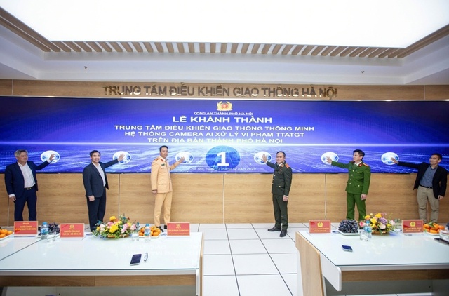 Lãnh đạo Công an TP Hà Nội nhấn nút khánh thành Trung tâm điều khiển giao thông Hà Nội. Lãnh đạo Công an TP Hà Nội nhấn nút khánh thành Trung tâm điều khiển giao thông Hà Nội.