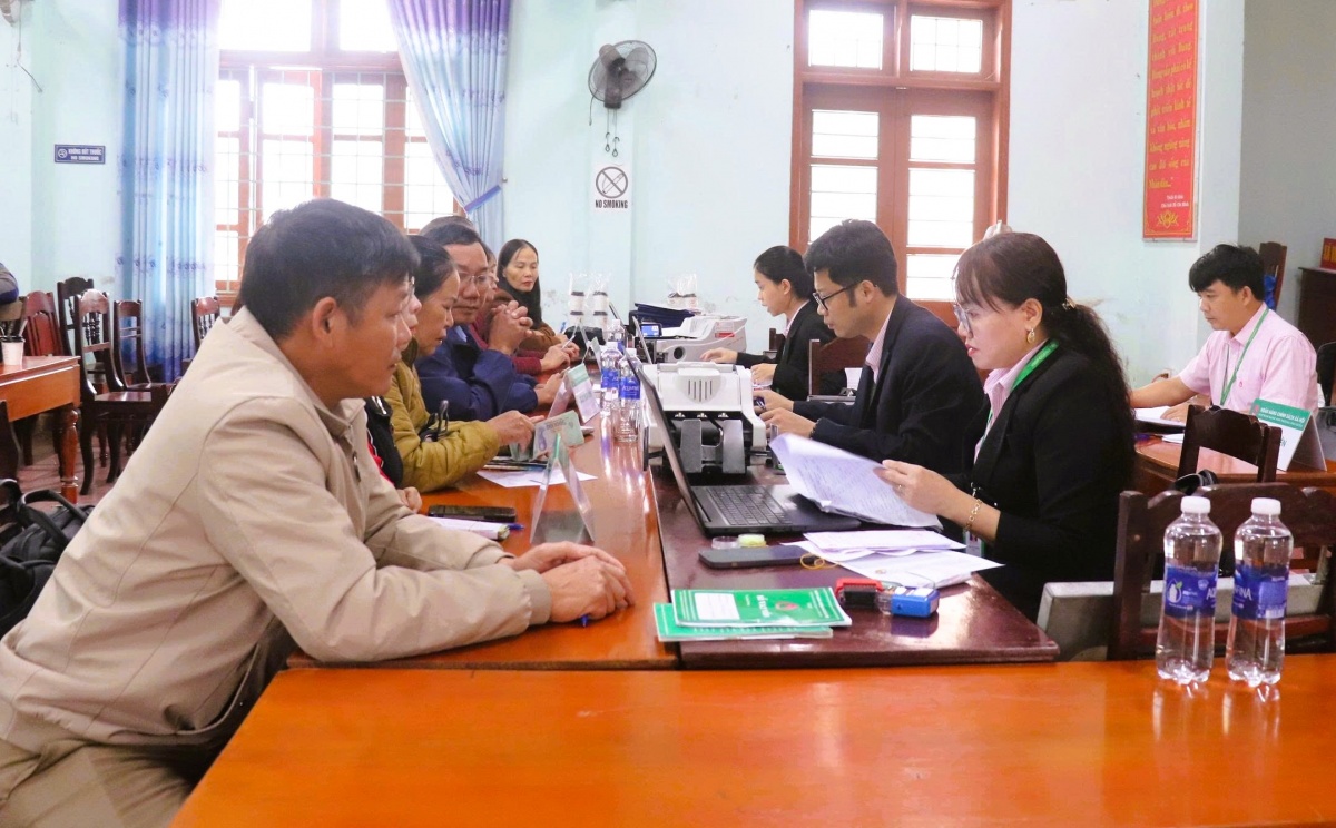 Người dân đang thực hiện giao dịch tại điểm giao dịch Vĩnh Thủy, tỉnh Quảng Trị