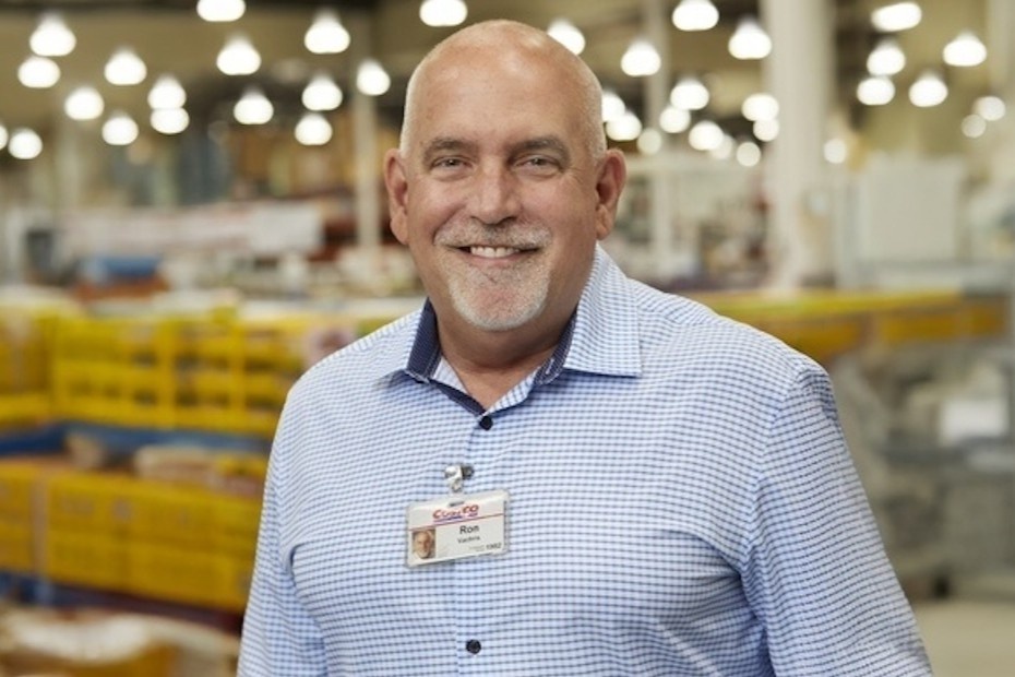 CEO Ron Vachris cho rằng chìa khóa thành công của Costco không nằm ở quy mô hay công nghệ, mà ở cách doanh nghiệp nhìn nhận từng nhân viên – như một khoản đầu tư dài hạn chứ không chỉ là chi phí.