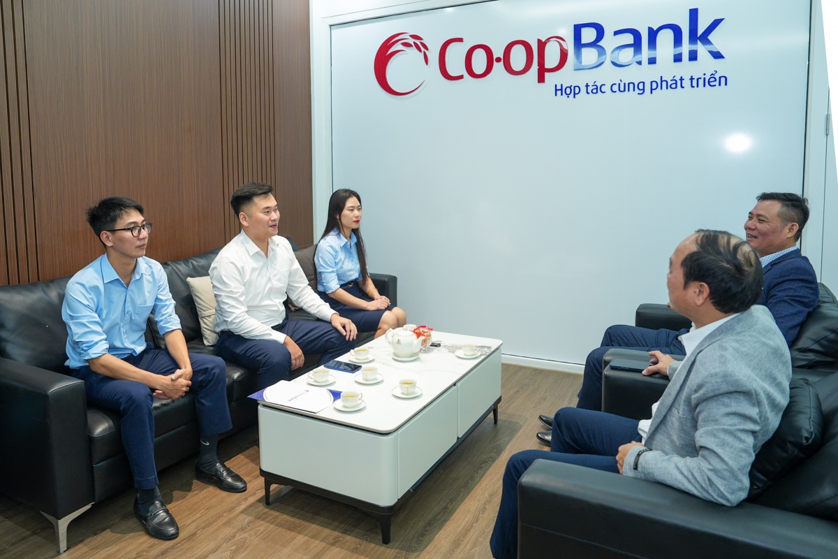 Ông Bùi Đình Thành - Quyền giám đốc Co-opBank chi nhánh Hà Nam(giữa bên trái) đang trao đổi với khách hàng vay vốn Ông Bùi Đình Thành - Quyền giám đốc Co-opBank chi nhánh Hà Nam(giữa bên trái) đang trao đổi với khách hàng vay vốn