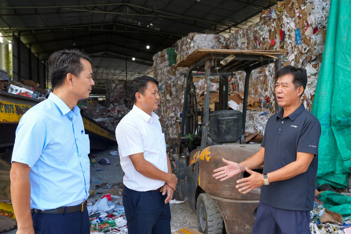 Cán bộ NH Coopbank và QTDND Thị trấn Lim thăm khách hàng thành viên Cán bộ NH Coopbank và QTDND Thị trấn Lim thăm khách hàng thành viên
