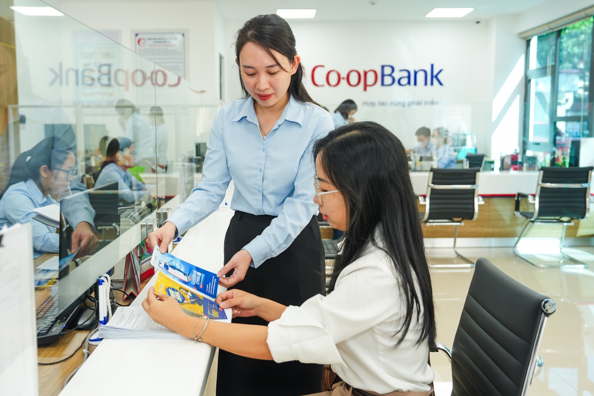 Cán bộ phòng giao dịch Bắc Ninh giới thiệu các sản phẩn dịch vụ cho khách hàng Cán bộ phòng giao dịch Bắc Ninh giới thiệu các sản phẩn dịch vụ cho khách hàng
