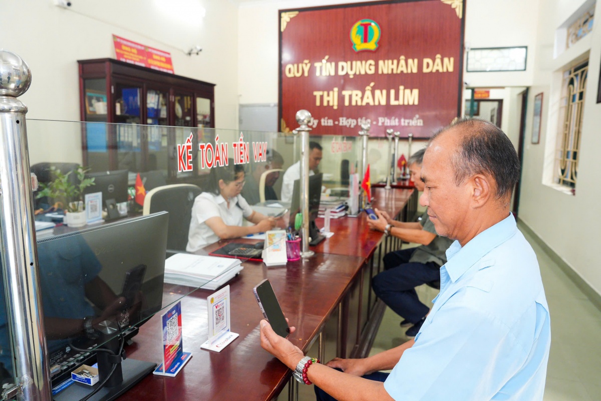 Khách hàng đang sử dụng sản phẩm số của NH Coopbank tại quỹ tín dụng thị trấn Lim Khách hàng đang sử dụng sản phẩm số của NH Coopbank tại quỹ tín dụng thị trấn Lim
