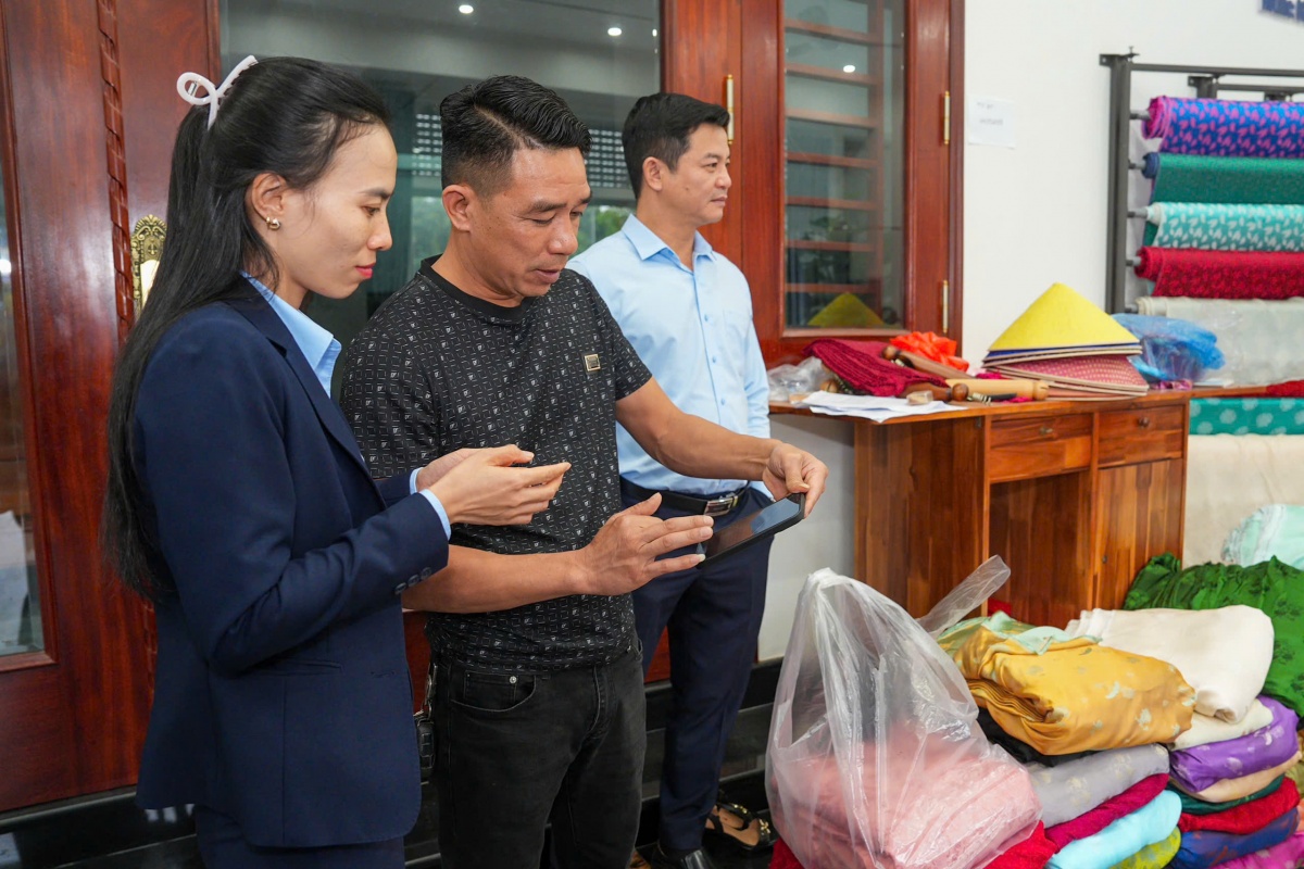 Nhân viên NH Coopbank chi nhánh Hà Nam hướng dẫn khách hàng giao dịch qua ứng dụng Nhân viên NH Coopbank chi nhánh Hà Nam hướng dẫn khách hàng giao dịch qua ứng dụng