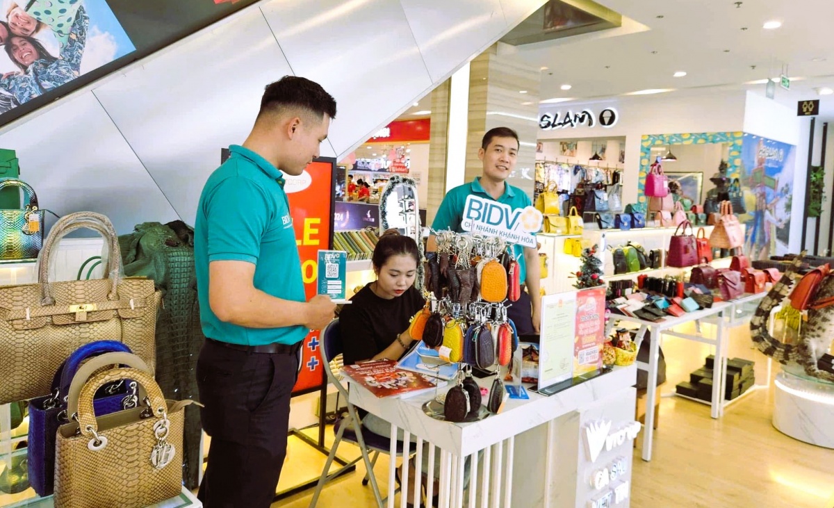 Ngành Ngân hàng Khánh Hòa “đầu tàu” thúc đẩy thanh toán không dùng tiền mặt ở địa phương. Ngành Ngân hàng Khánh Hòa “đầu tàu” thúc đẩy thanh toán không dùng tiền mặt ở địa phương.
