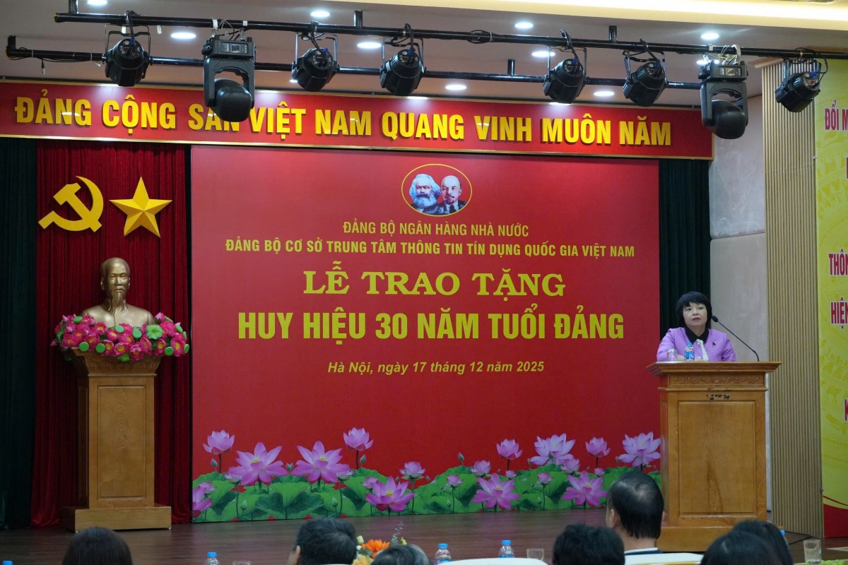 Trao huy hiệu 30 năm tuổi Đảng cho đảng viên Lê Thái Nam