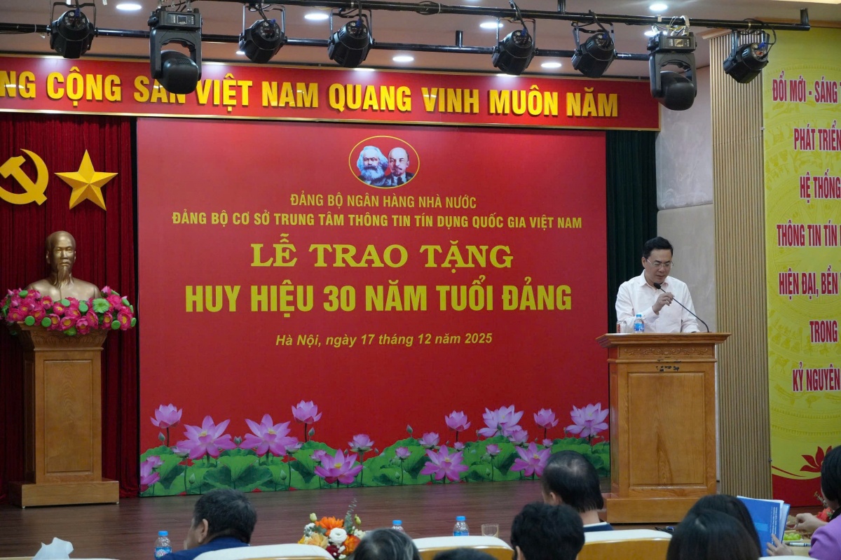 Trao huy hiệu 30 năm tuổi Đảng cho đảng viên Lê Thái Nam