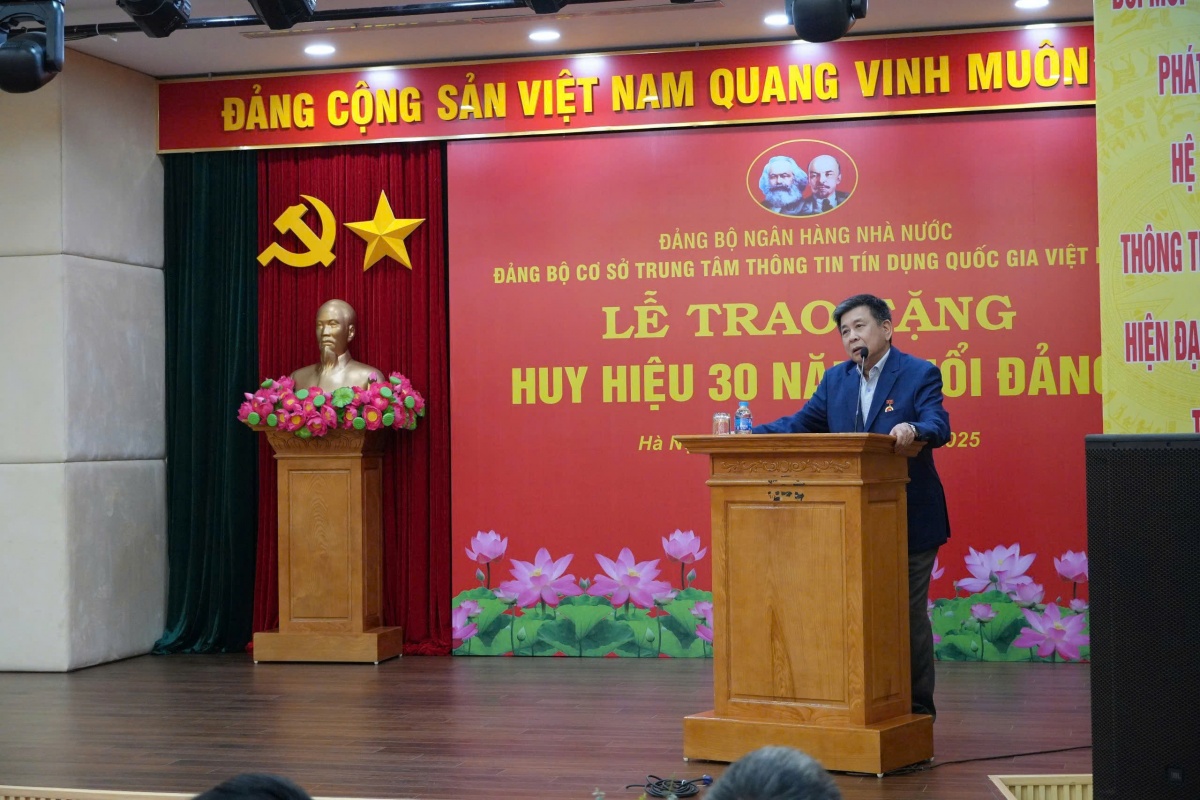 Trao huy hiệu 30 năm tuổi Đảng cho đảng viên Lê Thái Nam