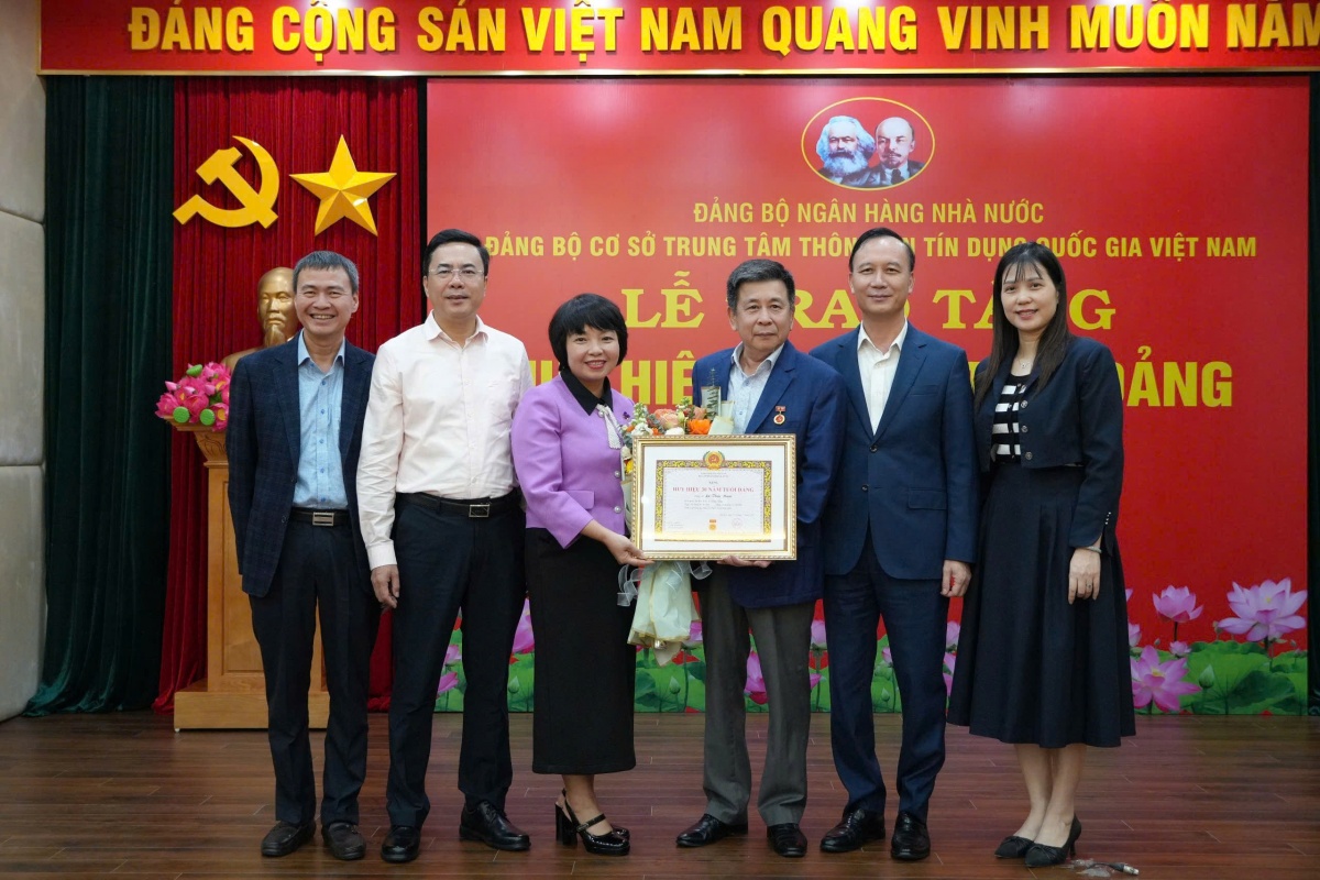 Trao huy hiệu 30 năm tuổi Đảng cho đảng viên Lê Thái Nam