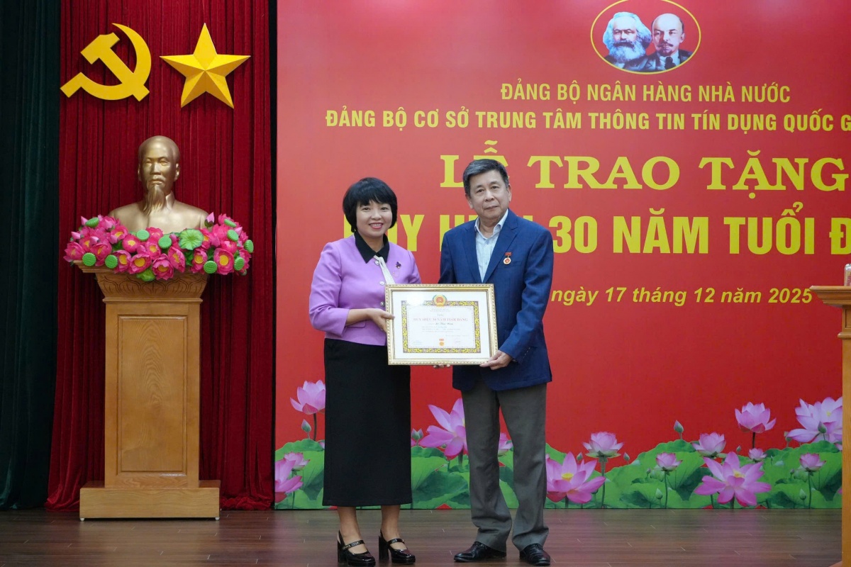 Trao huy hiệu 30 năm tuổi Đảng cho đảng viên Lê Thái Nam