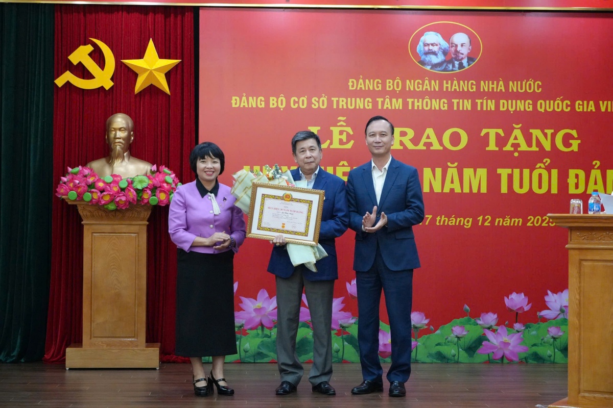 Trao huy hiệu 30 năm tuổi Đảng cho đảng viên Lê Thái Nam