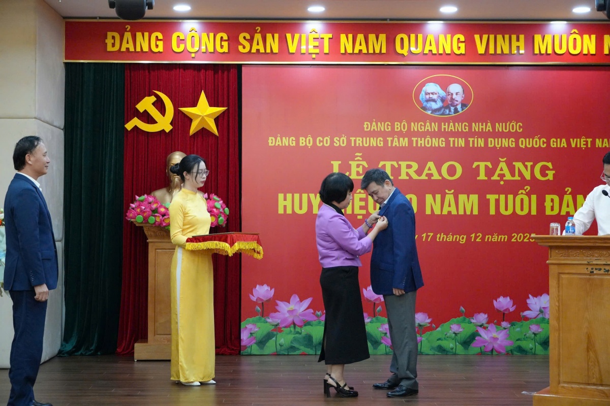 Trao huy hiệu 30 năm tuổi Đảng cho đảng viên Lê Thái Nam
