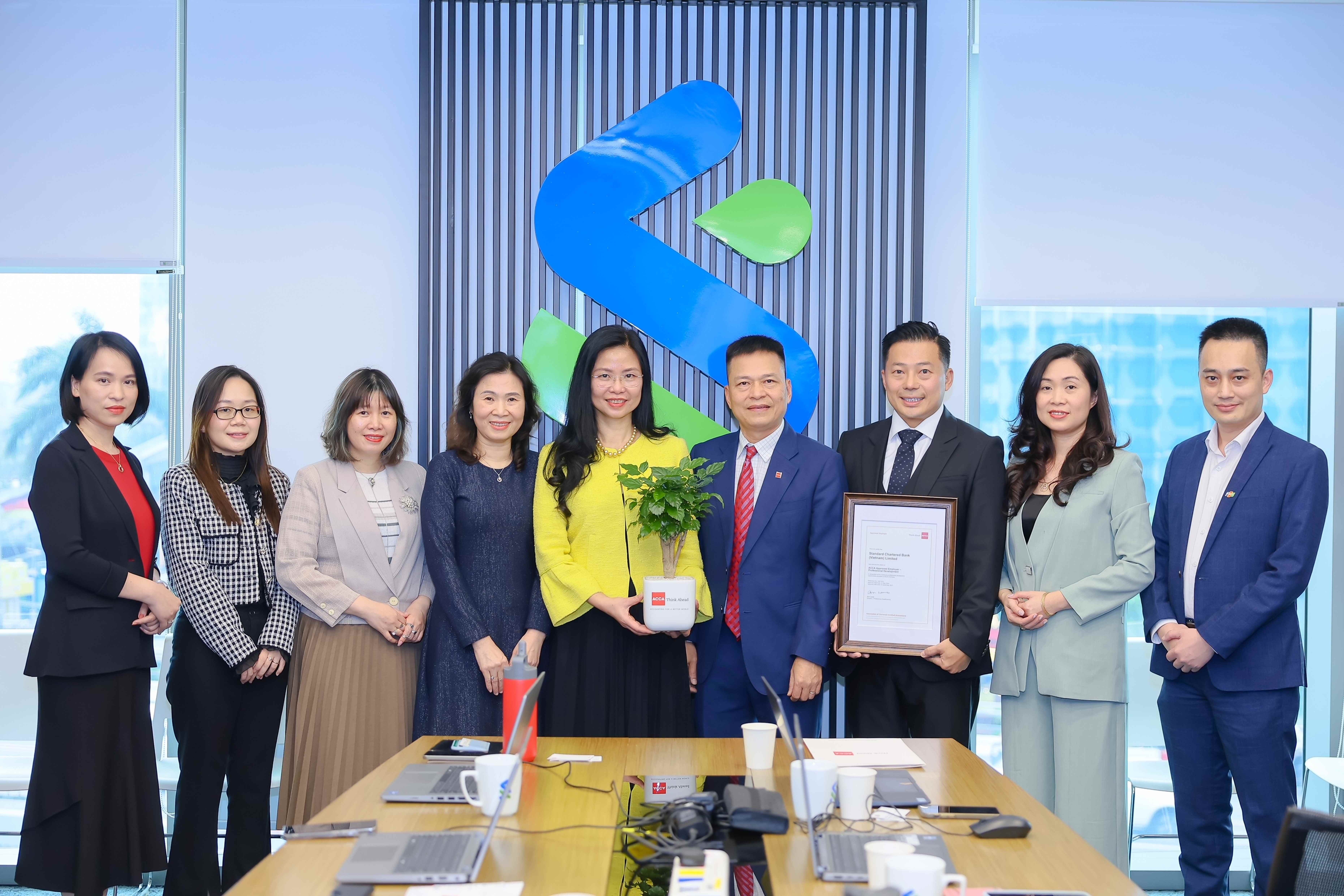 Đại diện Standard Chartered và ACCA tại hội thảo