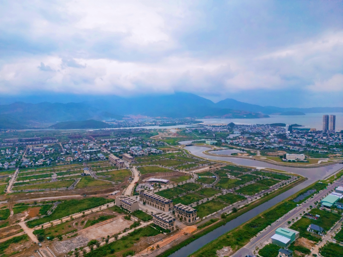Dragon City Park được quy hoạch trên diện tích gần 70 ha, mật độ xây dựng chỉ 48% với vốn đầu tư hơn 655 tỷ đồng. Dự án cung cấp 2.544 sản phẩm đa dạng từ nhà phố, biệt thự đến căn hộ với diện tích linh hoạt từ 85–150m². Dragon City Park được quy hoạch trên diện tích gần 70 ha, mật độ xây dựng chỉ 48% với vốn đầu tư hơn 655 tỷ đồng. Dự án cung cấp 2.544 sản phẩm đa dạng từ nhà phố, biệt thự đến căn hộ với diện tích linh hoạt từ 85–150m².