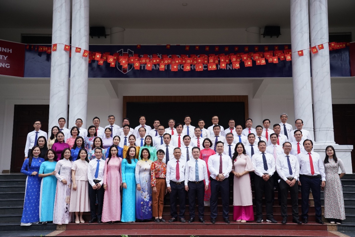 Tập thể cán bộ giảng viên HUB cùng Phó thống đốc Nguyễn Ngọc Cảnh