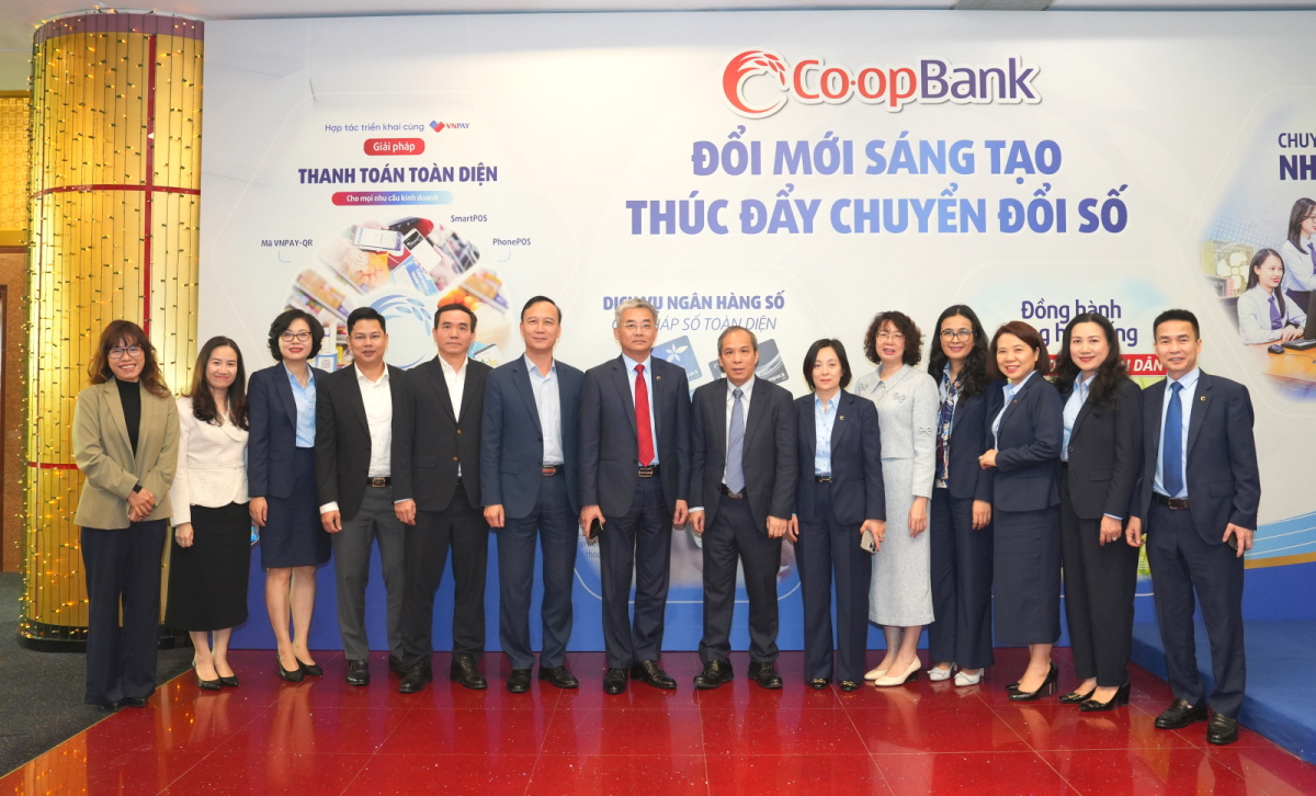 Phó Bí thư Thường trực Đảng ủy, Phó Thống đốc Thường trực NHNN Việt Nam Đoàn Thái Sơn, các đại biểu tham dự chụp ảnh lưu niệm cùng Ban lãnh đạo Co-opBank bên lề Hội nghị