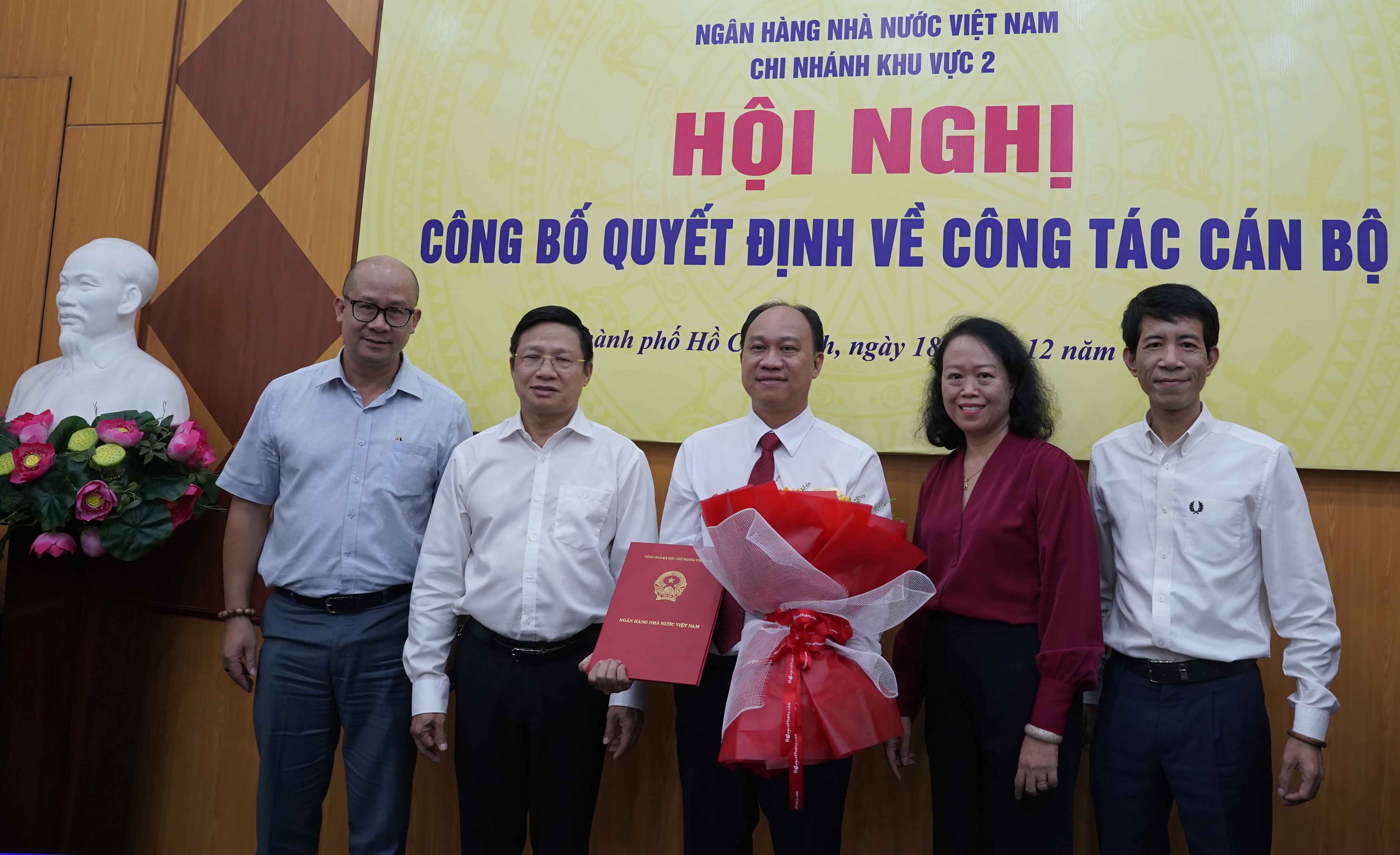 Ông Lê Quang Nam (giữa) nhận Quyết định bên Ban Giám đốc NHNN chi nhánh Khu vực 2 tại trụ sở số 8 Võ Văn Kiệt, phường Sài Gòn, TP. Hồ Chí Minh Ông Lê Quang Nam (giữa) nhận Quyết định bên Ban Giám đốc NHNN chi nhánh Khu vực 2 tại trụ sở số 8 Võ Văn Kiệt, phường Sài Gòn, TP. Hồ Chí Minh