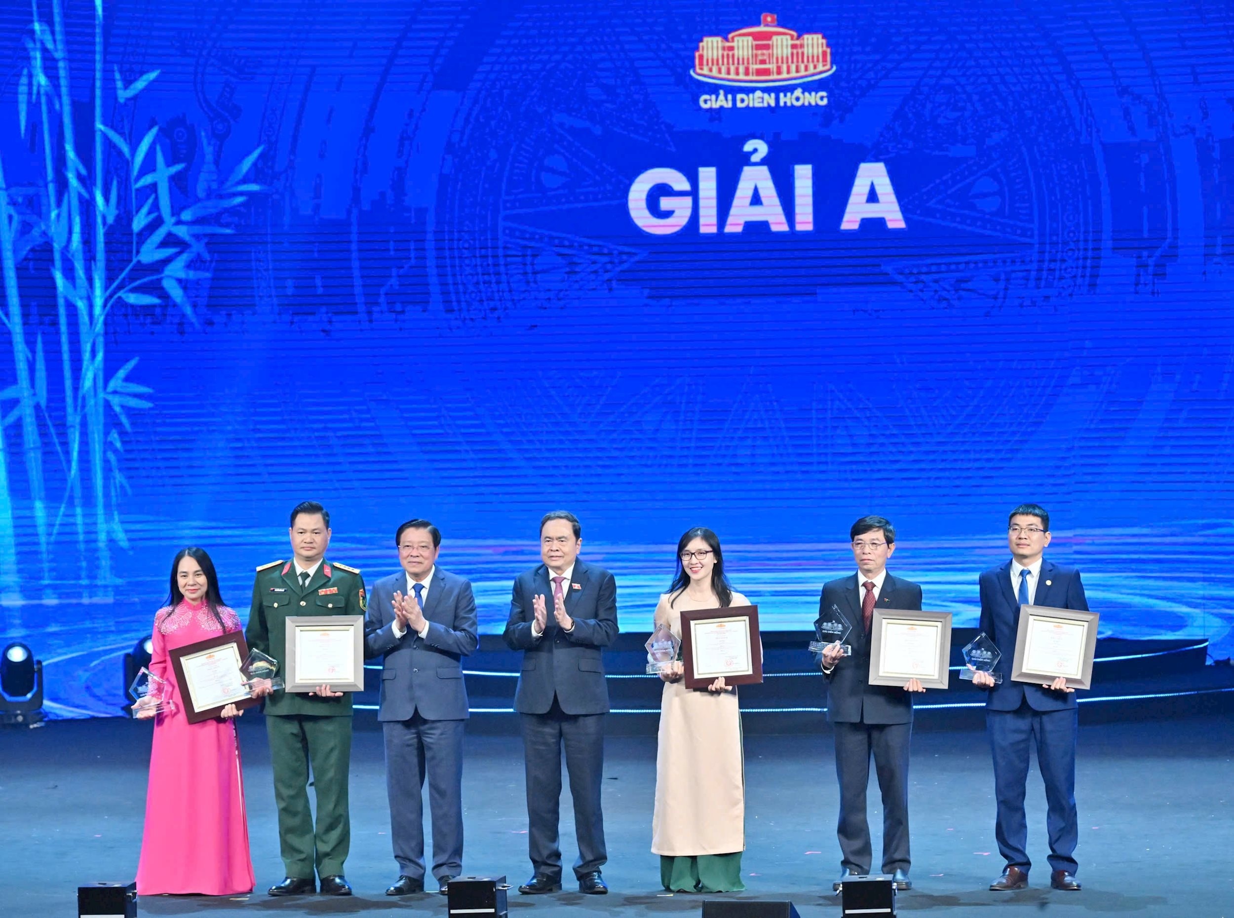 Chủ tịch Quốc hội Trần Thanh Mẫn và Trưởng Ban Nội chính Trung ương Phan Đình Trạc trao giải A cho các tác giả, nhóm tác giả đoạt giải. Chủ tịch Quốc hội Trần Thanh Mẫn và Trưởng Ban Nội chính Trung ương Phan Đình Trạc trao giải A cho các tác giả, nhóm tác giả đoạt giải.