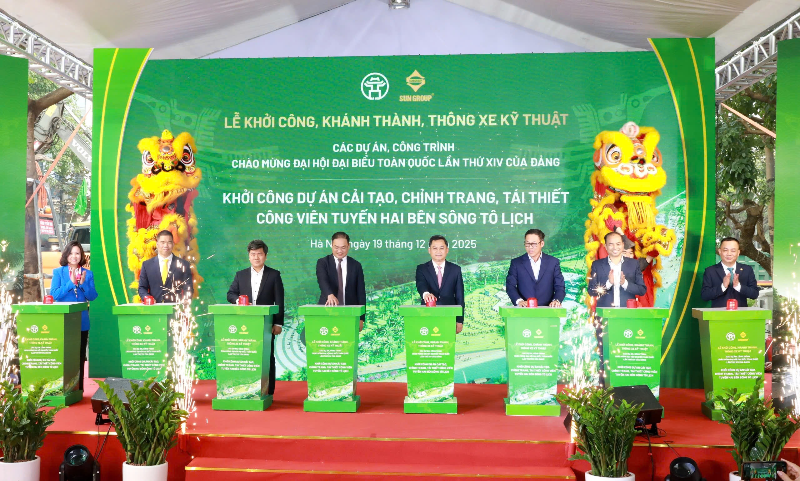 Các đại biểu thực hiện nghi thức khởi công dự án. Các đại biểu thực hiện nghi thức khởi công dự án.
