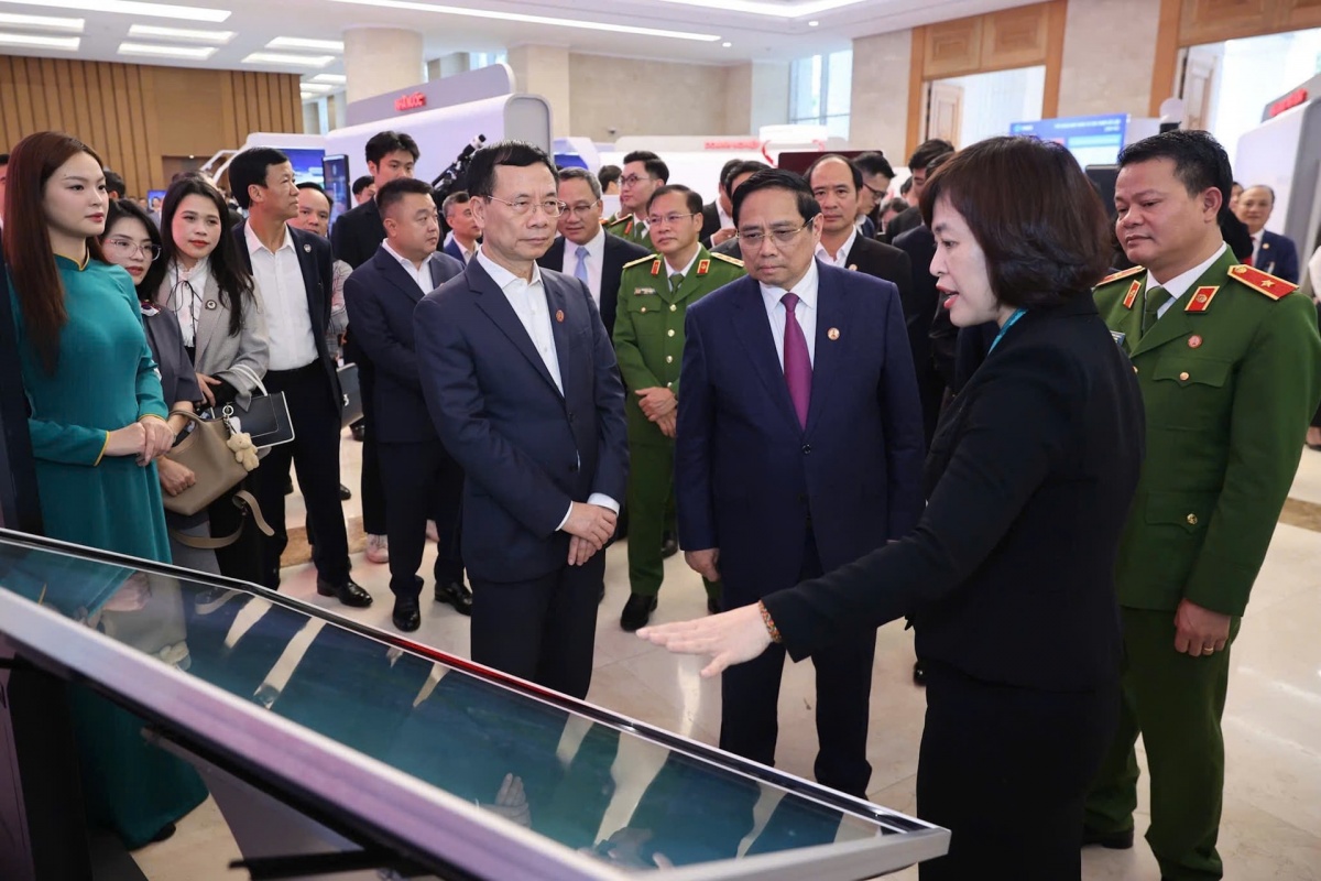 Bà Phạm Phương Lan - Phó Trưởng khối NHBL, Giám đốc Ban KHBL giới thiệu với Thủ tướng Chính phủ và đại biểu giải pháp BIDV Home Bà Phạm Phương Lan - Phó Trưởng khối NHBL, Giám đốc Ban KHBL giới thiệu với Thủ tướng Chính phủ và đại biểu giải pháp BIDV Home
