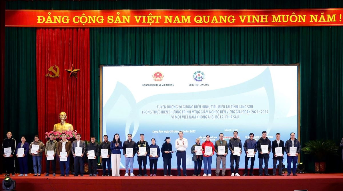 Tuyên dương 20 gương điển hình, tiêu biểu tại tỉnh Lạng Sơn trong thực hiện Chương trình Mục tiêu quốc gia giảm nghèo bền vững giai đoạn 2021 - 2025 vì một Việt Nam không ai bị bỏ lại phía sau Tuyên dương 20 gương điển hình, tiêu biểu tại tỉnh Lạng Sơn trong thực hiện Chương trình Mục tiêu quốc gia giảm nghèo bền vững giai đoạn 2021 - 2025 vì một Việt Nam không ai bị bỏ lại phía sau