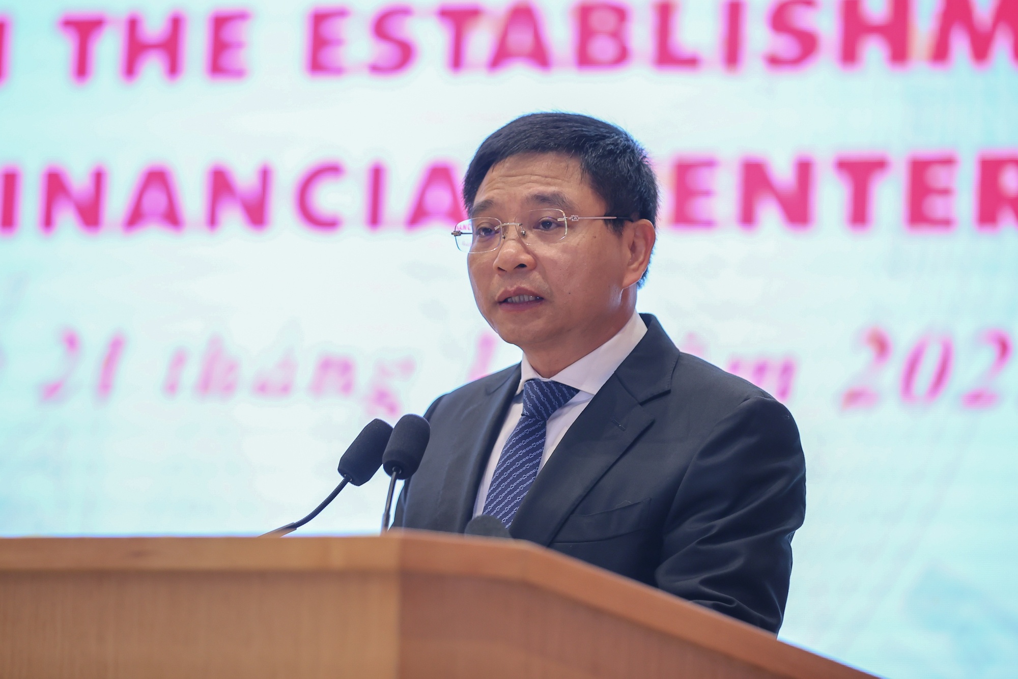 Bộ trưởng Bộ Tài chính Nguyễn Văn Thắng công bố Quyết định của Thủ tướng Chính phủ về thành lập Hội đồng điều hành Trung tâm tài chính quốc tế tại Việt Nam - Ảnh: VGP/Nhật Bắc Bộ trưởng Bộ Tài chính Nguyễn Văn Thắng công bố Quyết định của Thủ tướng Chính phủ về thành lập Hội đồng điều hành Trung tâm tài chính quốc tế tại Việt Nam - Ảnh: VGP/Nhật Bắc
