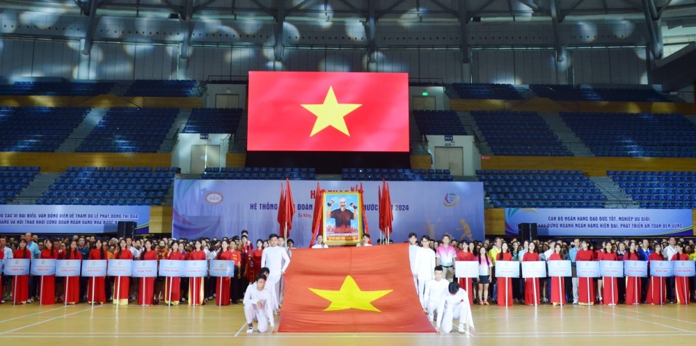 Lễ phát động phong trào thi đua đặc biệt toàn ngành Ngân hàng chào mừng Đại hội Đảng các cấp và Hội thao hệ thống Công đoàn NHNN, 11/2024 - Với phương châm “Khỏe để xây dựng và bảo vệ Tổ quốc, khỏe để xây dựng và phát triển ngành Ngân hàng”, các hoạt động thể thao không chỉ giúp rèn luyện sức khỏe mà còn tăng cường tinh thần đoàn kết, gắn bó giữa các đơn vị, đồng thời khơi dậy tinh thần thi đua mạnh mẽ. Lễ phát động phong trào thi đua đặc biệt toàn ngành Ngân hàng chào mừng Đại hội Đảng các cấp và Hội thao hệ thống Công đoàn NHNN, 11/2024 - Với phương châm “Khỏe để xây dựng và bảo vệ Tổ quốc, khỏe để xây dựng và phát triển ngành Ngân hàng”, các hoạt động thể thao không chỉ giúp rèn luyện sức khỏe mà còn tăng cường tinh thần đoàn kết, gắn bó giữa các đơn vị, đồng thời khơi dậy tinh thần thi đua mạnh mẽ.