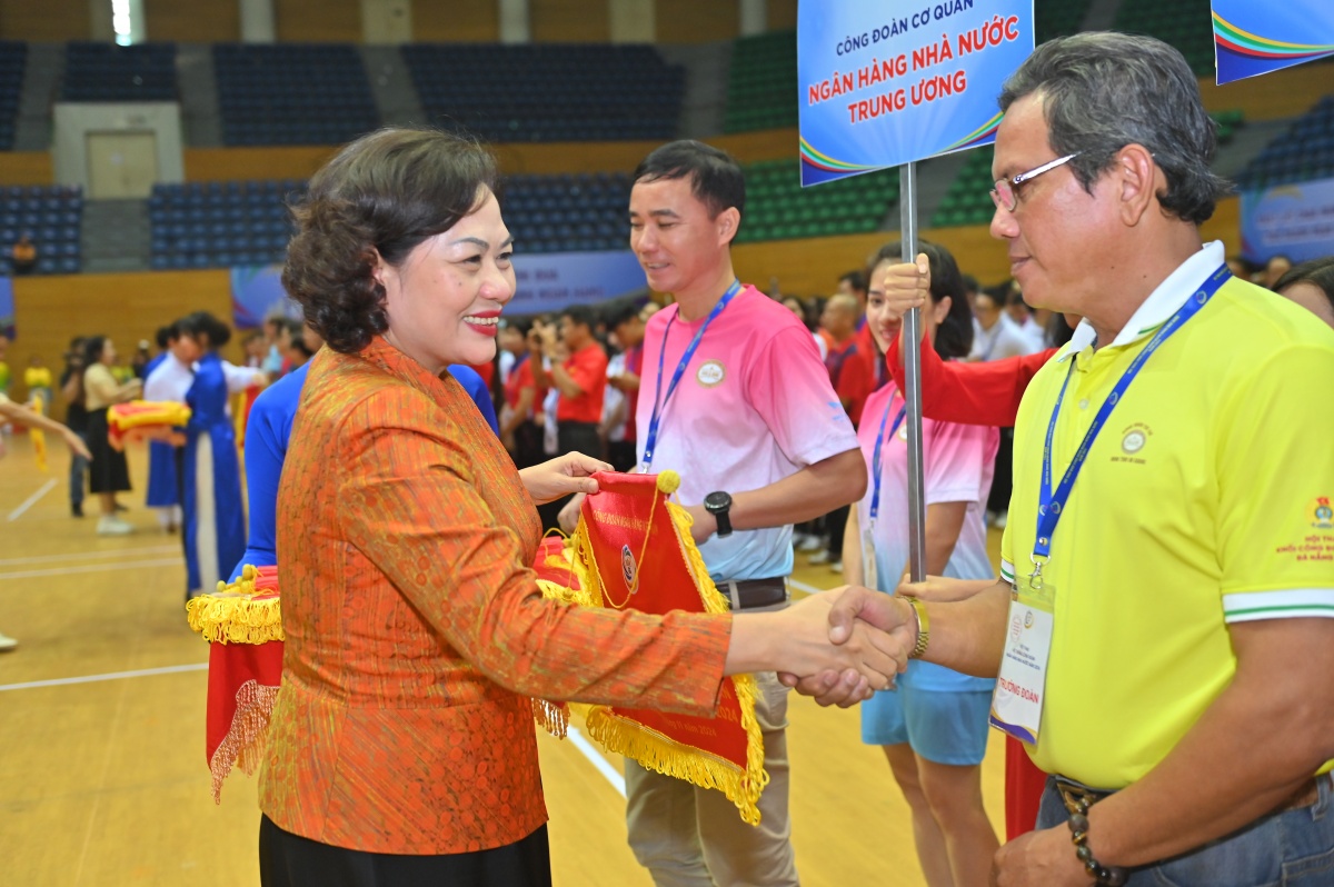Thống đốc NHNN Nguyễn Thị Hồng trao cờ lưu niệm cho các đoàn vận động viên tham gia Hội thao hệ thống Công đoàn NHNN, 11/2024 - Một sự kiện có ý nghĩa lan tỏa và là động lực để cán bộ, đoàn viên, người lao động thi đua hoàn thành tốt nhiệm vụ được giao, góp phần xây dựng đơn vị và ngành Ngân hàng ngày càng phát triển bền vững Thống đốc NHNN Nguyễn Thị Hồng trao cờ lưu niệm cho các đoàn vận động viên tham gia Hội thao hệ thống Công đoàn NHNN, 11/2024 - Một sự kiện có ý nghĩa lan tỏa và là động lực để cán bộ, đoàn viên, người lao động thi đua hoàn thành tốt nhiệm vụ được giao, góp phần xây dựng đơn vị và ngành Ngân hàng ngày càng phát triển bền vững
