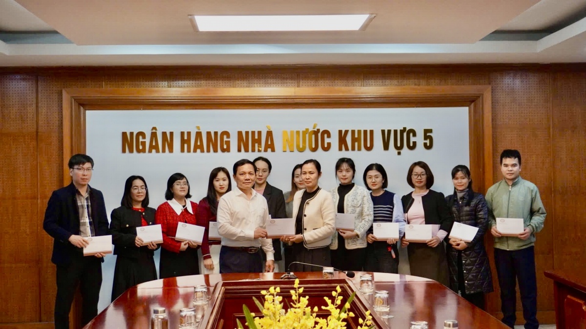 Công đoàn NHVN hỗ trợ người lao động NHNN bị ảnh hưởng trực tiếp bởi bão lũ, 11/2025 - Thể hiện rõ tinh thần trách nhiệm, sự quan tâm, đồng hành kịp thời của Ban Lãnh đạo NHNN, Công đoàn NHVN đối với công chức và người lao động trong lúc khó khăn. Công đoàn NHVN hỗ trợ người lao động NHNN bị ảnh hưởng trực tiếp bởi bão lũ, 11/2025 - Thể hiện rõ tinh thần trách nhiệm, sự quan tâm, đồng hành kịp thời của Ban Lãnh đạo NHNN, Công đoàn NHVN đối với công chức và người lao động trong lúc khó khăn.