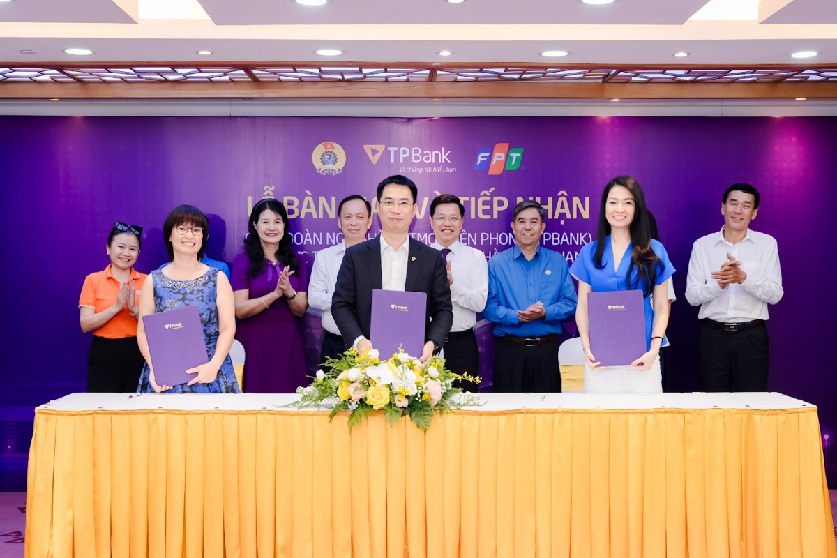 Tiếp nhận Công đoàn TPBank về sinh hoạt trực thuộc Công đoàn NHVN, 8/2025 - Đây là dấu mốc quan trọng trong tiến trình kiện toàn tổ chức Công đoàn ngành Ngân hàng, góp phần nâng cao chất lượng hoạt động, xây dựng đội ngũ cán bộ, đoàn viên vững mạnh, thích ứng linh hoạt với yêu cầu mới của thời kỳ hội nhập và đổi mới toàn diện. Tiếp nhận Công đoàn TPBank về sinh hoạt trực thuộc Công đoàn NHVN, 8/2025 - Đây là dấu mốc quan trọng trong tiến trình kiện toàn tổ chức Công đoàn ngành Ngân hàng, góp phần nâng cao chất lượng hoạt động, xây dựng đội ngũ cán bộ, đoàn viên vững mạnh, thích ứng linh hoạt với yêu cầu mới của thời kỳ hội nhập và đổi mới toàn diện.
