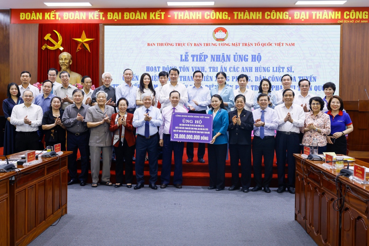 Công đoàn NHVN ủng hộ hoạt động tôn vinh, tri ân các anh hùng liệt sĩ, chiến sĩ Điện Biên, thanh niên xung phong, dân công hỏa tuyến, 4/2024 - Thể hiện tình cảm, đạo lý “uống nước nhớ nguồn” của đoàn viên, người lao động ngành Ngân hàng nhằm chăm lo tốt hơn cho các bà mẹ Việt Nam anh hùng, các anh hùng, các thương binh, bệnh binh đã tham gia trực tiếp, góp phần làm nên Chiến thắng lịch sử Điện Biên Phủ Công đoàn NHVN ủng hộ hoạt động tôn vinh, tri ân các anh hùng liệt sĩ, chiến sĩ Điện Biên, thanh niên xung phong, dân công hỏa tuyến, 4/2024 - Thể hiện tình cảm, đạo lý “uống nước nhớ nguồn” của đoàn viên, người lao động ngành Ngân hàng nhằm chăm lo tốt hơn cho các bà mẹ Việt Nam anh hùng, các anh hùng, các thương binh, bệnh binh đã tham gia trực tiếp, góp phần làm nên Chiến thắng lịch sử Điện Biên Phủ