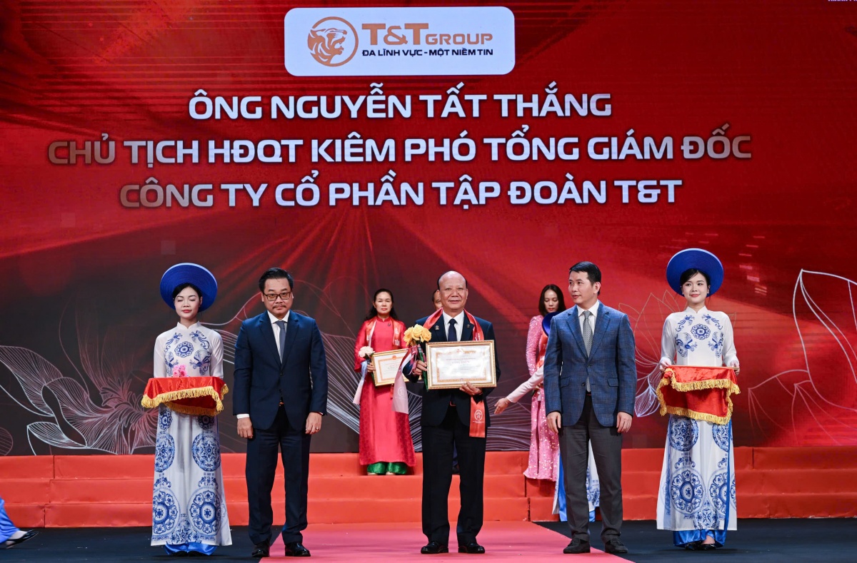 Ông Nguyễn Tất Thắng, Chủ tịch HĐQT Tập đoàn T&T Group nhận Bằng khen của UBND TP Hà Nội. Ông Nguyễn Tất Thắng, Chủ tịch HĐQT Tập đoàn T&T Group nhận Bằng khen của UBND TP Hà Nội.
