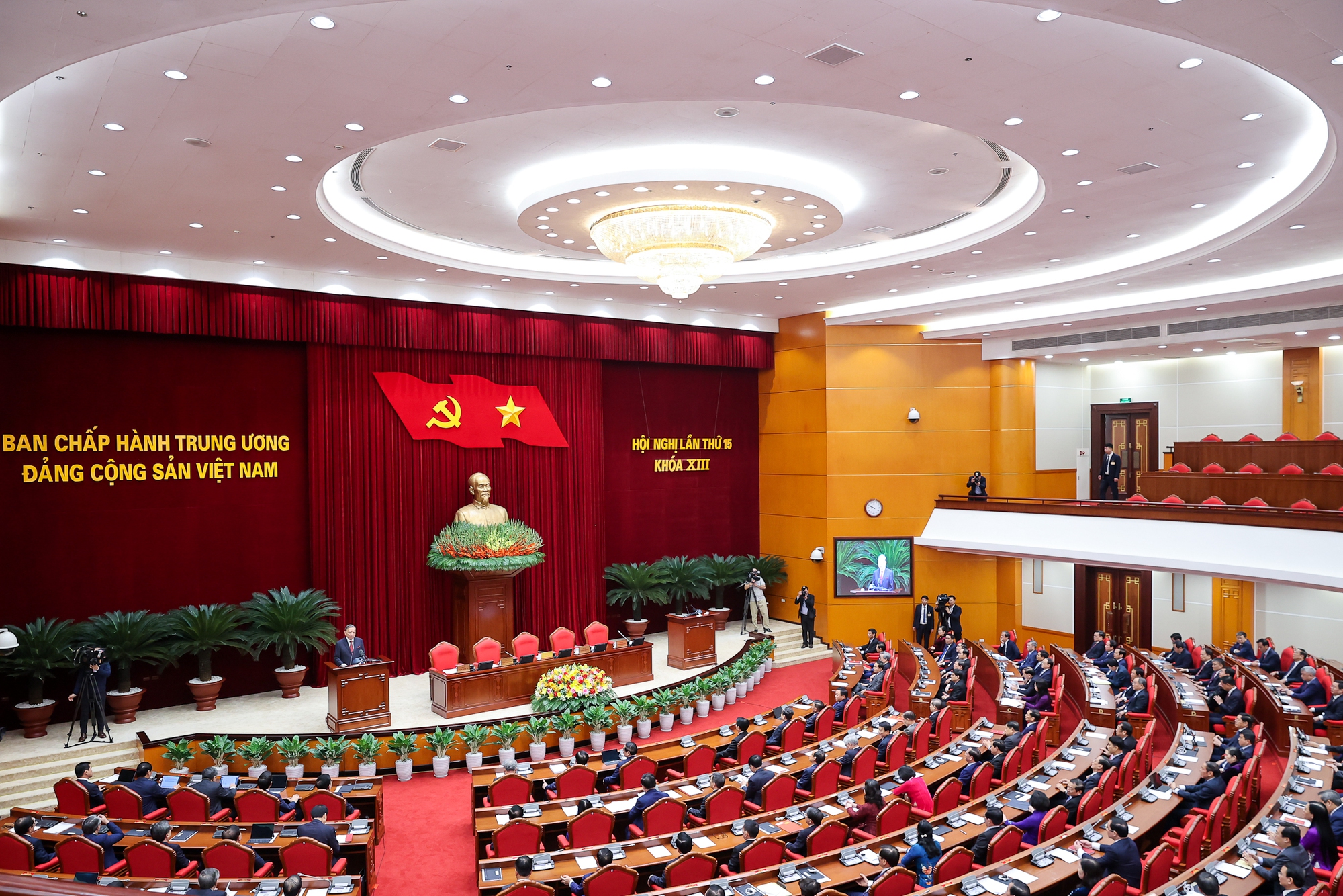 Thống nhất thông qua báo cáo về công tác nhân sự của Đảng