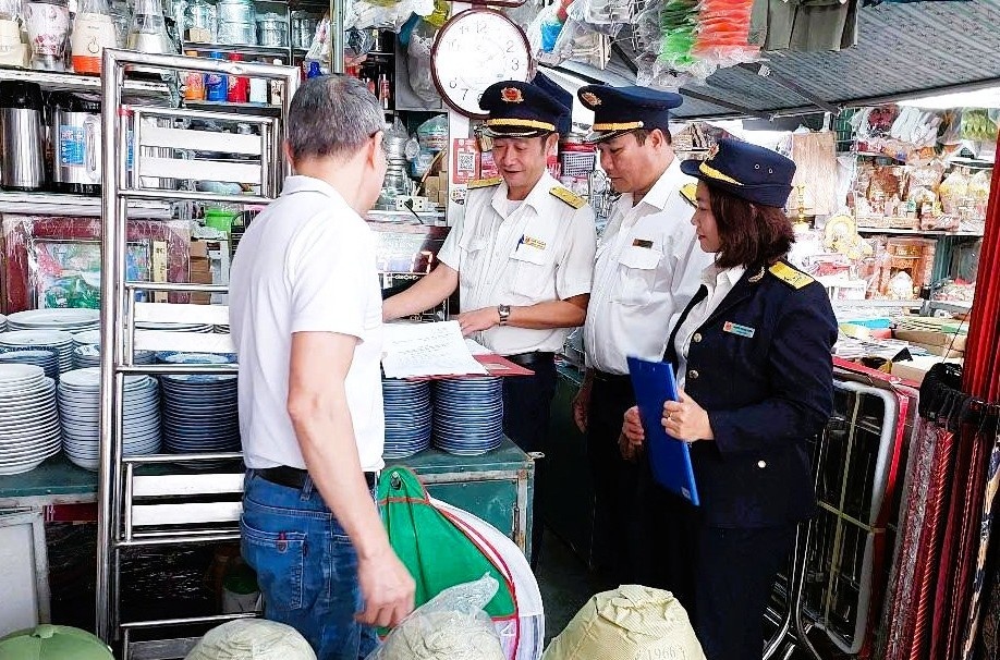 Việc chuyển từ thuế khoán sang kê khai, góp phần tạo sự minh bạch và công bằng trong quản lý thuế, phù hợp xu thế phát triển. Việc chuyển từ thuế khoán sang kê khai, góp phần tạo sự minh bạch và công bằng trong quản lý thuế, phù hợp xu thế phát triển.