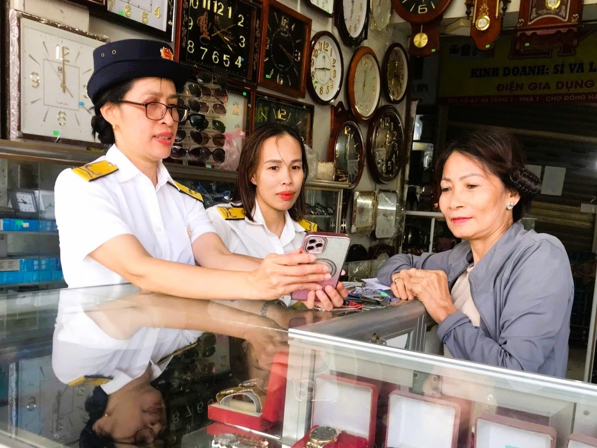 Sự phối hợp giữa ngành Thuế và Ngân hàng góp phần hỗ trợ các hộ kinh doanh tiếp cận môi trường kinh doanh số minh bạch và chuyên nghiệp. Sự phối hợp giữa ngành Thuế và Ngân hàng góp phần hỗ trợ các hộ kinh doanh tiếp cận môi trường kinh doanh số minh bạch và chuyên nghiệp.